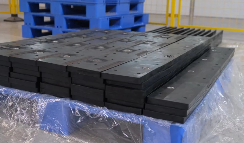 Full-length rubber-flex snow blade with carbide wear segments for surface-friendly clearing